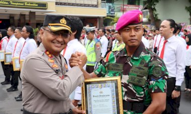 Kapolres-Lumajang-Beri-Reward-Anggota-Marinir-yang-Bantu-Ungkap-Kasus-PMI-Ilegal